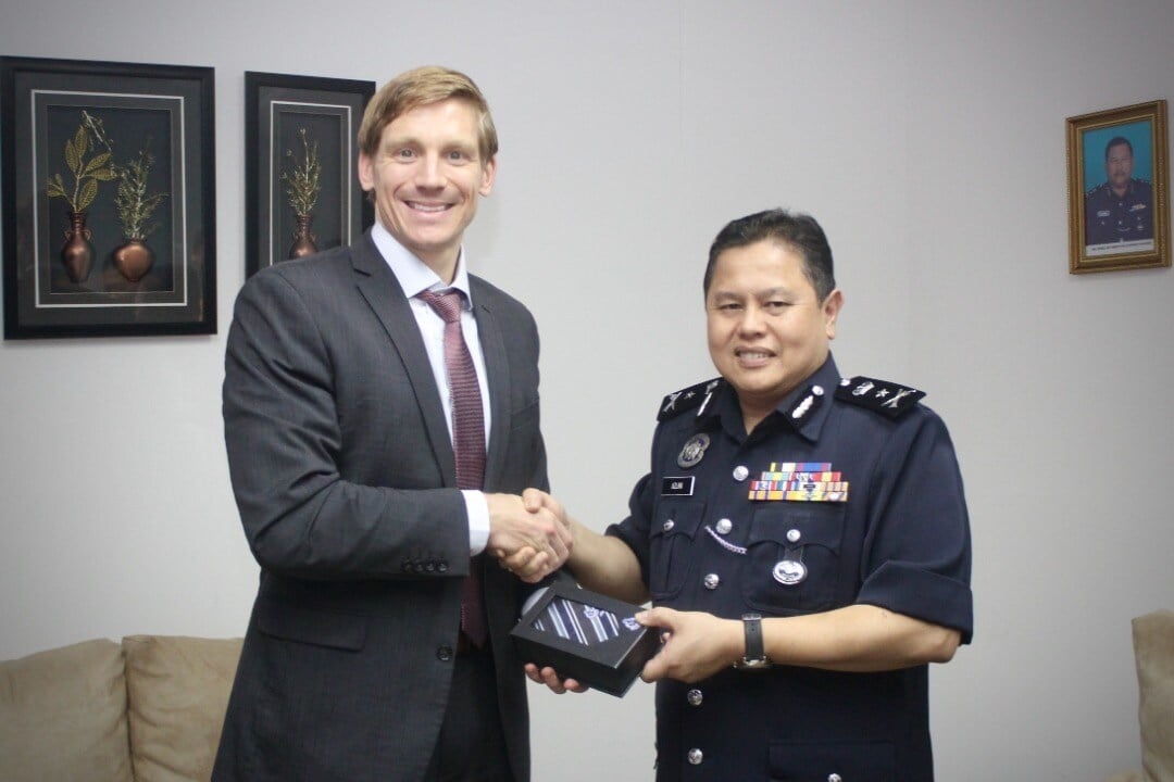 1MDB Investigator and FBI Veteran Rob Heuchling 1MDB Investigator and FBI Veteran Rob Heuchling